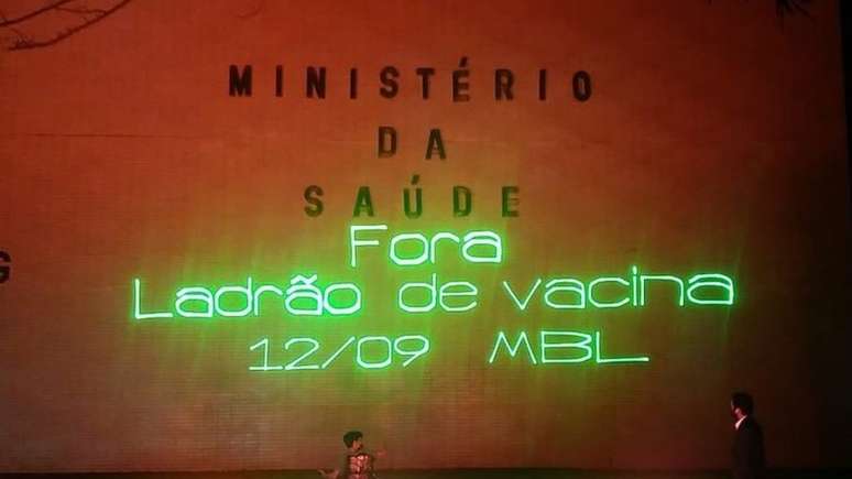 Projeção realizada pelo MBL na fachada do Ministério da Saúde, em Brasília, chamando para ato organizado por movimentos da direita, previsto para 12 de setembro