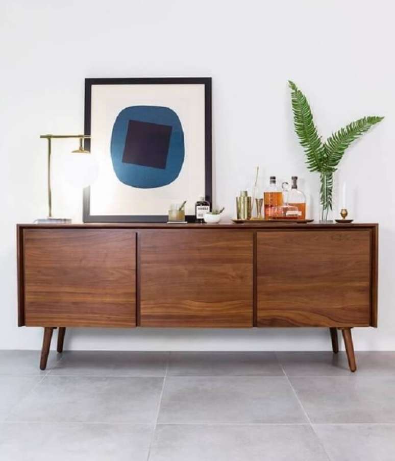 28. Apesar de ser mais comumente usado na sala de jantar, o buffet de madeira tamb&eacute;m pode ser colocado em outros c&ocirc;modos da casa &ndash; Foto: Article