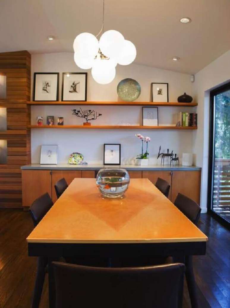 34. Decora&ccedil;&atilde;o de sala de jantar com mesa e buffet de madeira &ndash; Foto: Houzz