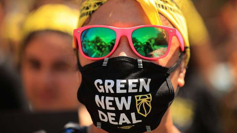 Nos Estados Unidos, parte do partido Democrata defende um 'Green New Deal': usar a transição para uma economia de baixo carbono para gerar empregos de qualidade