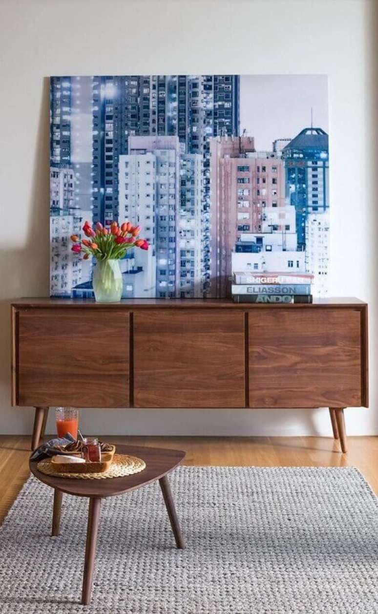 44. Quadro grande para decora&ccedil;&atilde;o de arm&aacute;rio buffet de madeira &ndash; Foto: Article