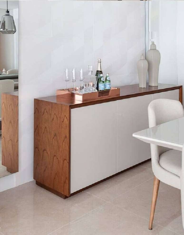 10. Buffet de madeira com portas brancas para decora&ccedil;&atilde;o de sala de jantar &ndash; Foto: Pinterest