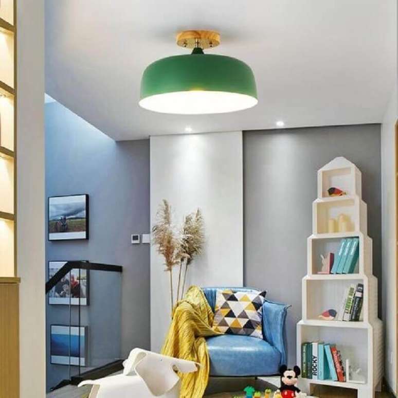 5. Luminária de teto verde para decoração de sala cinza pequena – Foto: Pinterest
