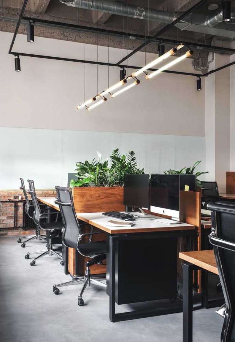 35. Escrit&oacute;rio com divis&oacute;rias nas mesas de cordas com plantas variadas &ndash; Foto Pinterest