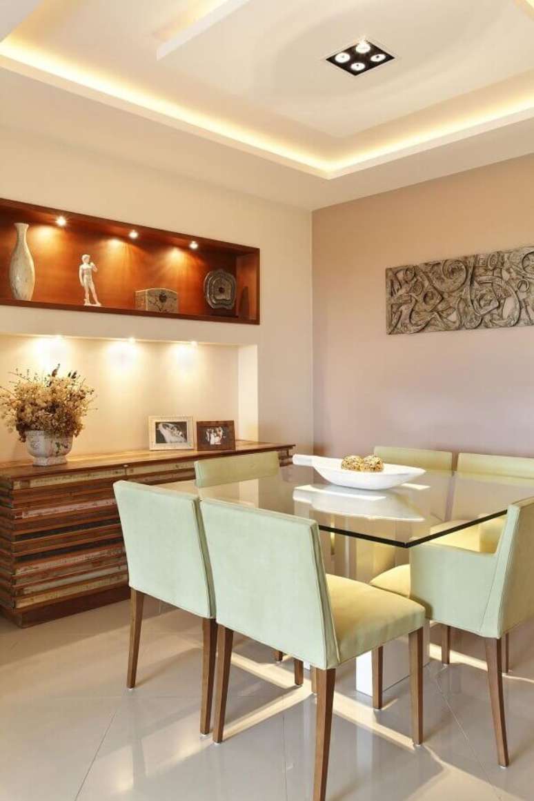 12. Buffet de madeira de demoli&ccedil;&atilde;o para sala de jantar decorada com mesa quadrada de vidro &ndash; Foto: Pinterest