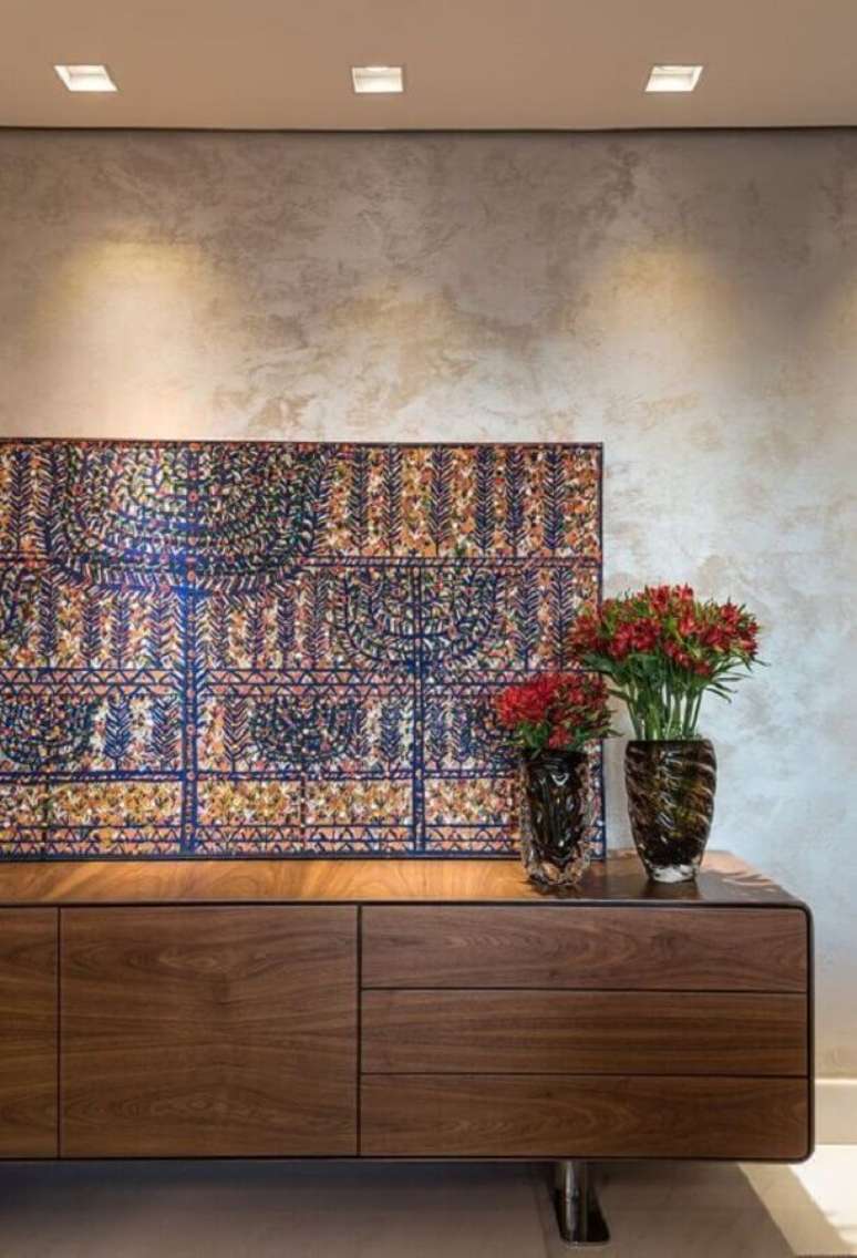 57. Vasos de flores para decora&ccedil;&atilde;o de buffet de madeira maci&ccedil;a &ndash; Foto: Andr&eacute;a Buratto Arquitetura