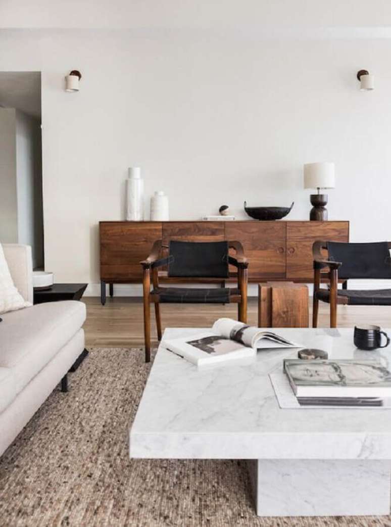 11. Buffet de madeira de demoli&ccedil;&atilde;o para sala de estar decorada com poltrona preta &ndash; Foto: Apartment 34