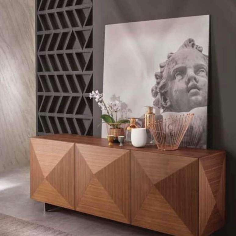 46. Sala cinza moderna decorada com buffet de madeira &ndash; Foto: Dolve Vita