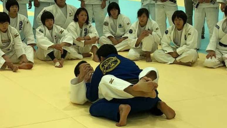 Yuki Nakai ensina técnicas de jiu-jitsu brasileiro a atletas da seleção japonesa feminina de judô