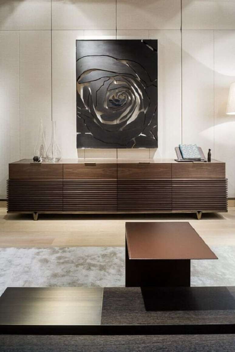 14. Buffet de madeira escura para decora&ccedil;&atilde;o de sala de jantar grande &ndash; Foto: Behance