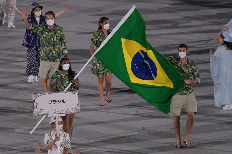 Ketleyn Quadros e Bruninho foram os porta-bandeiras do Brasil