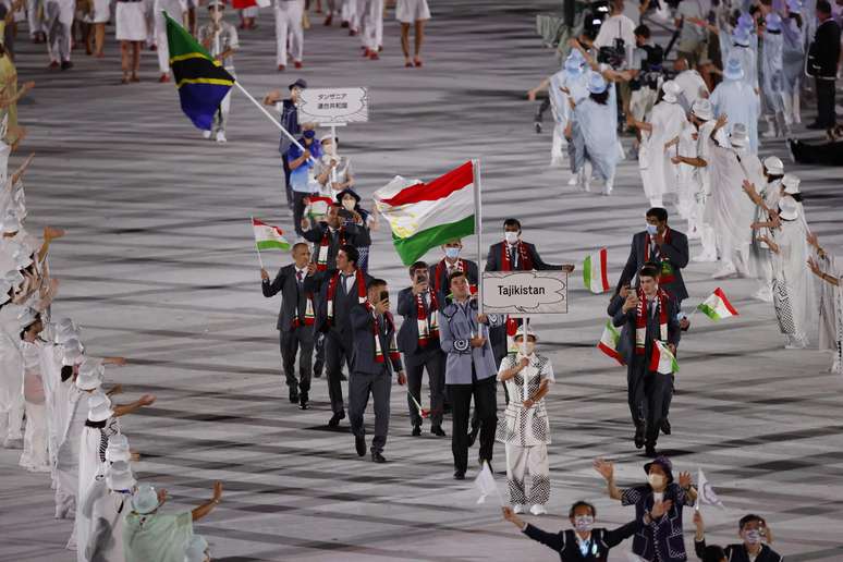 Integrantes do Tajiquistão também não usaram as máscaras de proteção na cerimônia