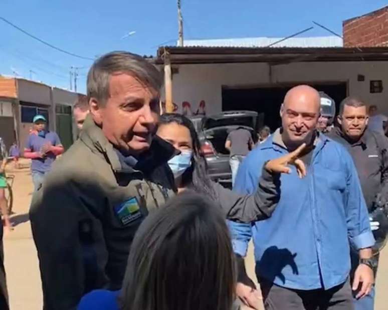 Mais cedo, o presidente Jair Bolsonaro foi de moto até o bairro estrutural, em Brasília, e falou com simpatizantes. 