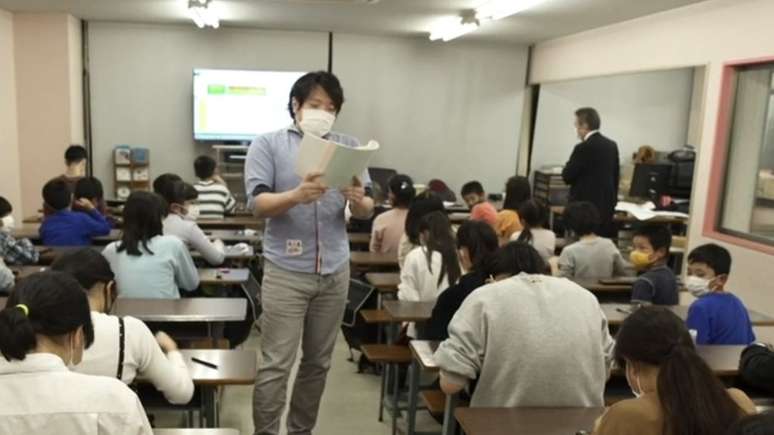 O professor dita com rapidez os n&uacute;meros a serem somados &mdash; e os alunos fazem a conta com o &aacute;baco em quest&atilde;o de segundos