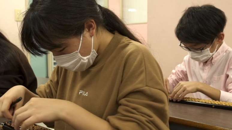 Muitos alunos optam por ter aulas extracurriculares de ábaco para chegar a um nível mais alto