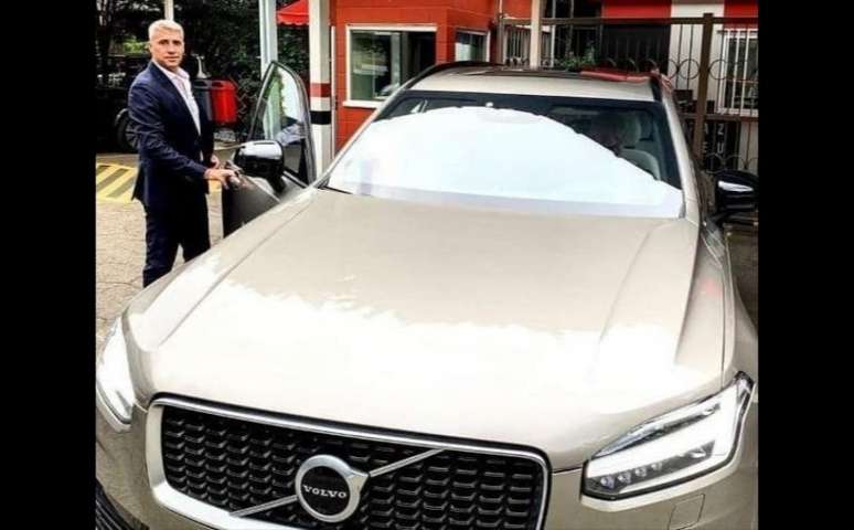 Crespo ao lado de seu carro da Volvo (Foto: Reprodução/ Twitter)