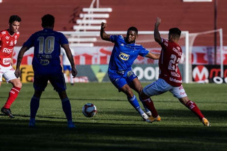 Mais uma vez, o Cruzeiro teve  imensas dificuldades em fazer um jogo de qualidade na Série B (Gustavo Aleixo/Cruzeiro)