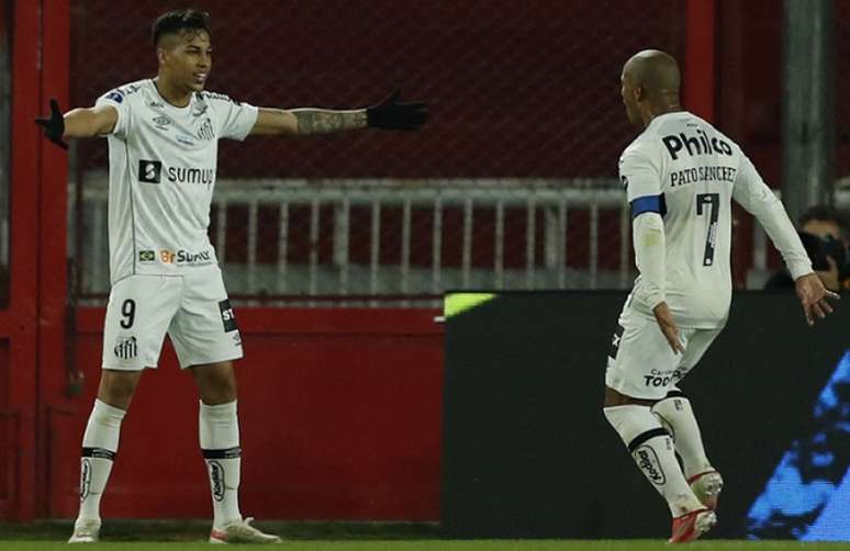 Carlos Sánchez deu o passe para o gol do Santos diante do Independiente (Foto: Gustavo ORTIZ / POOL / AFP)