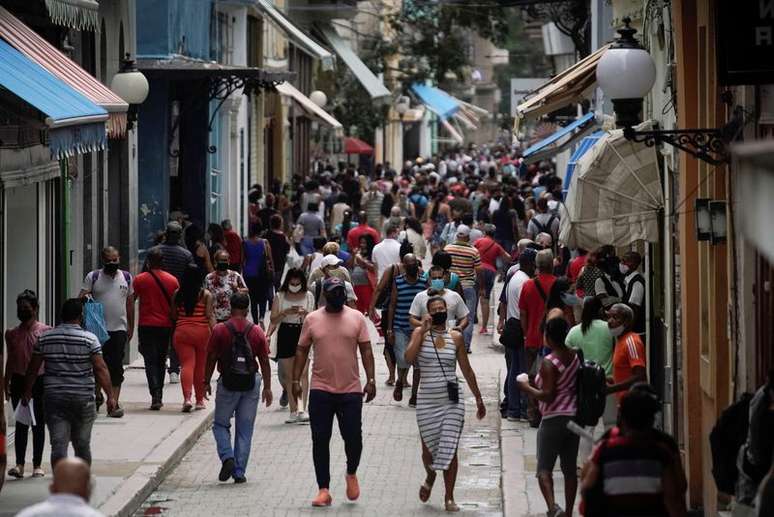 Pessoas caminham em rua de Havana em meio a aumento de casos de Covid-19 em Cuba
15/06/2021
REUTERS/Alexandre Meneghini