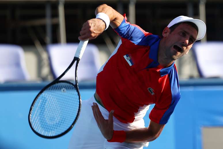 Djokovic executa saque durante a sua vitória na estreia nos Jogos de Tóquio