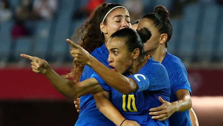 Marta comemora gol no empate do Brasil contra Holanda em jogo de seis gols neste sábado