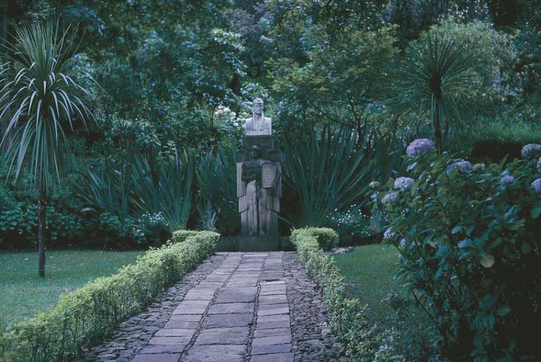 Em 2013, o Museu Casa Quinta de Bolívar, na Colômbia, realizou a exposição 'Uma Mulher nos Tempos do Libertador' — María Antonia Bolívar', inspirada na biografia de Quintero