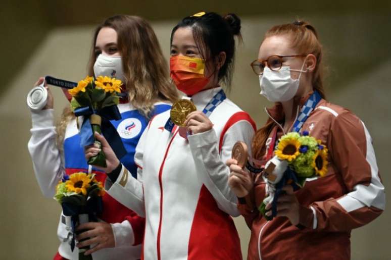 Yang Qian foi a primeira medalhista de ouro de Tóquio 2020 (Foto: TAUSEEF MUSTAFA / AFP)