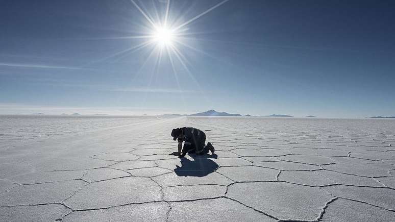 Conhecido de muitos brasileiros, o Salar de Uyuni na Bolívia é um local importante para o turismo na região.