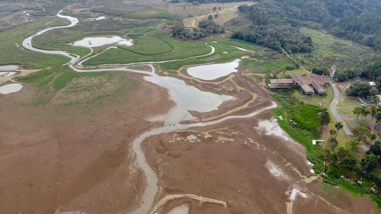 Baixo nível de represas que abastecem Curitiba tem limitado a oferta de água aos moradores