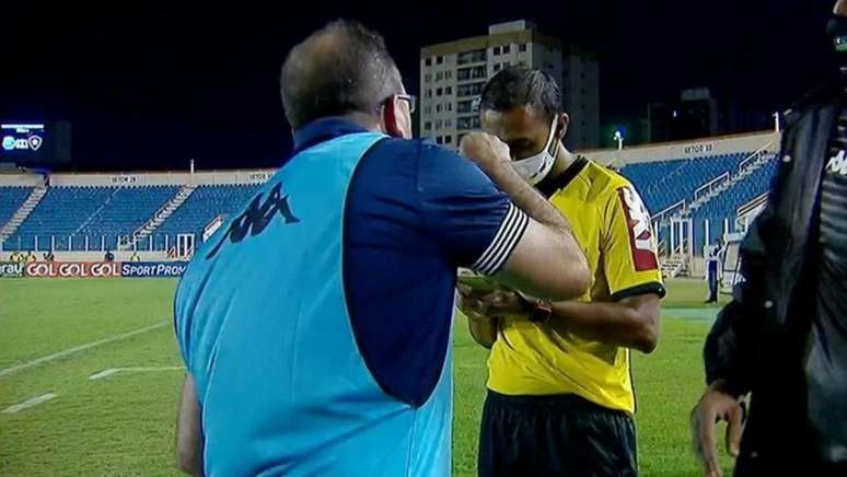 Enderson em discussão com o quarto árbitro durante Confiança x Botafogo (Foto: Reprodução/SporTV)