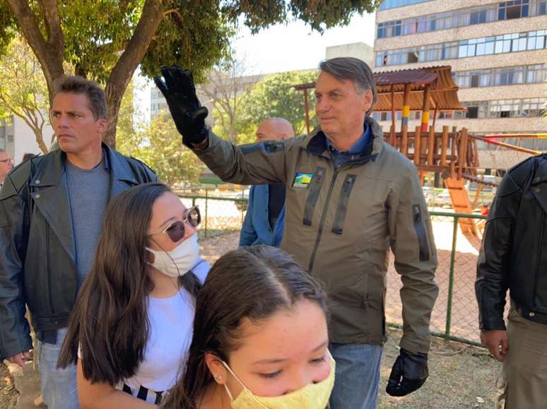 O presidente Jair Bolsonaro conversa com populares na Asa Norte, em Brasília, neste sábado