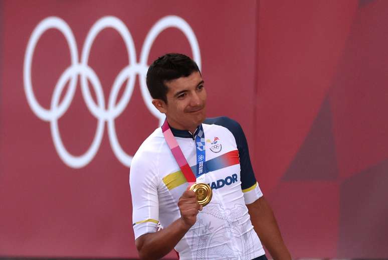 Carapaz, do Equador, festeja o primeiro lugar no pódio de Tóquio Christian Hartmann/Reuters