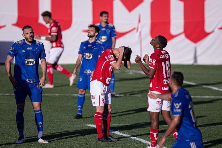 Arthur Rezende jogador do Vila Nova-GO lamenta chance perdida durante partida contra o Cruzeiro