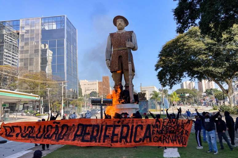 Estátua de Borba Gato, na zona sul de São Paulo, é incendiada por manifestantes