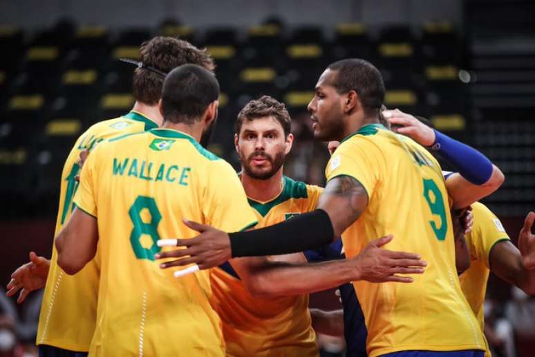 Jogadores do Brasil comemoram vitória na estreia dos Jogos Olímpicos Gaspar Nóbrega COB