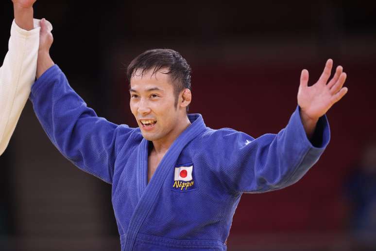 Naohisa Takato comemora vitória e a medalha de ouro neste sábado Hannah Mckay/Reuters