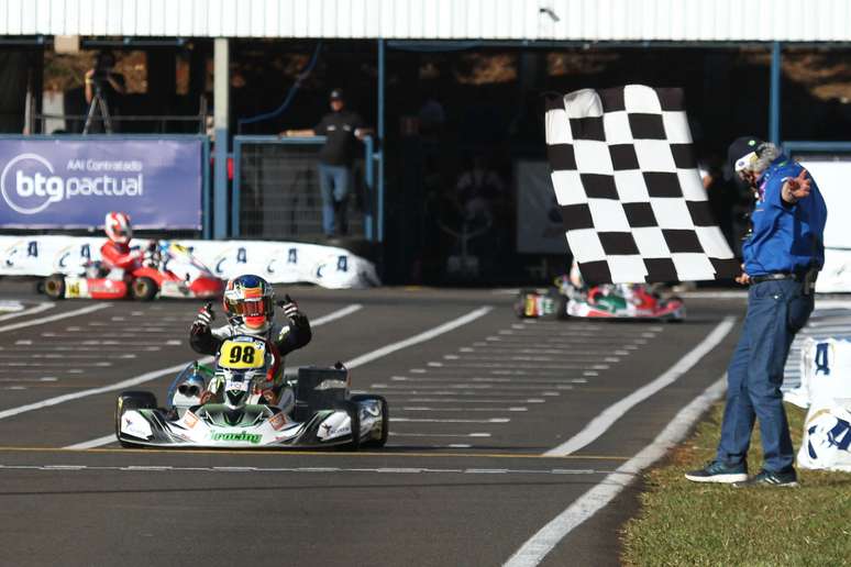 Enzo Bedani é o campeão na OK Jr 