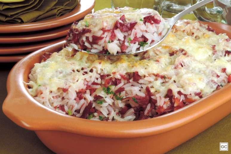 Guia da Cozinha - Arroz carreteiro de forno: receita fácil e muito saborosa