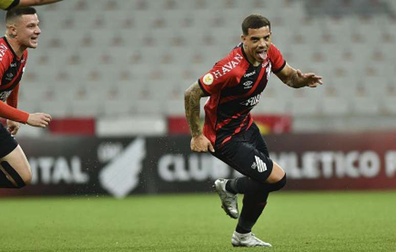 De falta, Terans abriu o placar na Arena da Baixada (Foto: Divulgação/Athletico-PR)