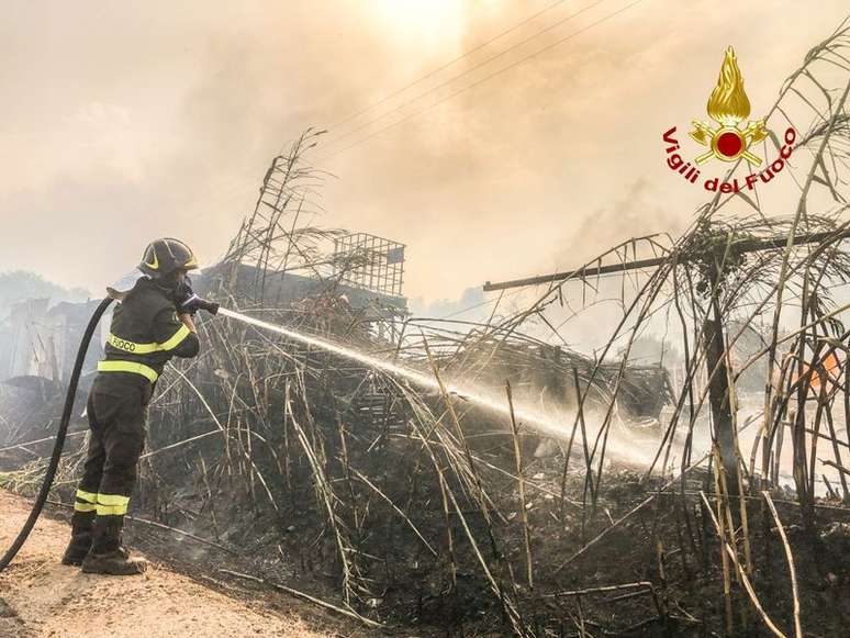 Itália pede ajuda de países europeus para combater incêndios na Sardenha
Vigili del Fuoco/Divulgação via REUTERS