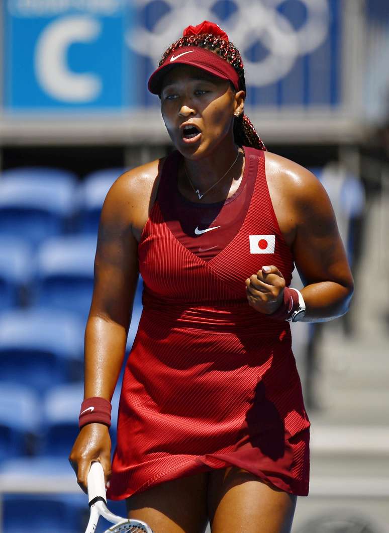 Naomi Osaka comemora ponto conquistado durante seu jogo de estreia na Olimpíada