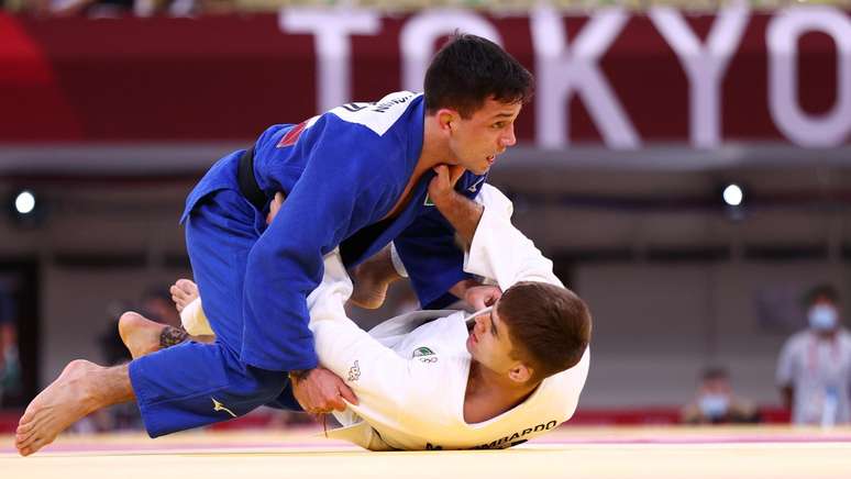 Daniel Cargnin (de azul) na luta contra o italiano Manuel Lombardo pelas quartas de final