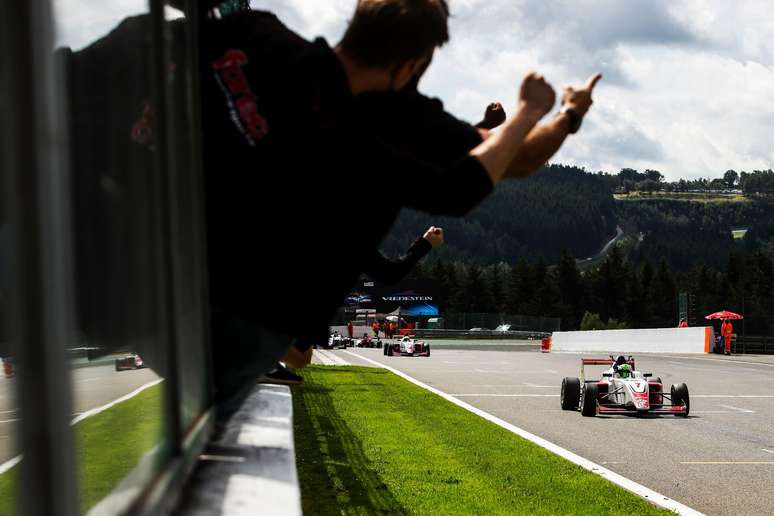 Roberto Faria recebe bandeirada 