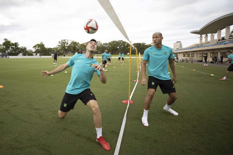 Richarlison (à dir.), principal arma ofensiva do Brasil, durante o treino da Seleção neste sábado