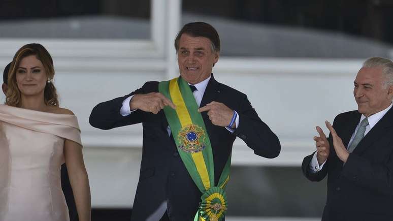 Bolsonaro em sua posse, em 1° de janeiro de 2019, ao lado da mulher Michelle e do antecessor, Michel Temer; sucessivas crises em diferentes governos levam a defesa de mudanças no regime político