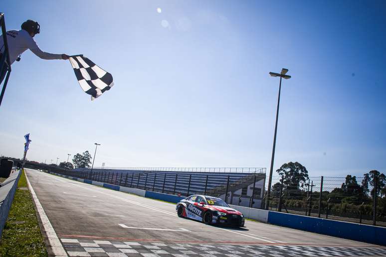 Tom Coronel ultrapassou Raphael Reis na penúltima volta 