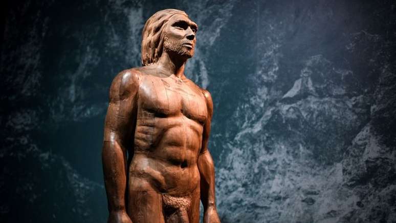 Reconstrução do corpo de um neandertal