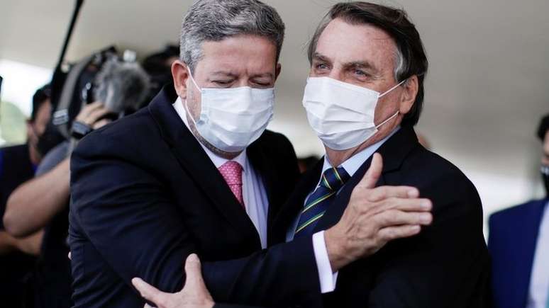 Arthur Lira (na foto, em março, com Bolsonaro) é um dos defensores do debate sobre o semipresidencialismo