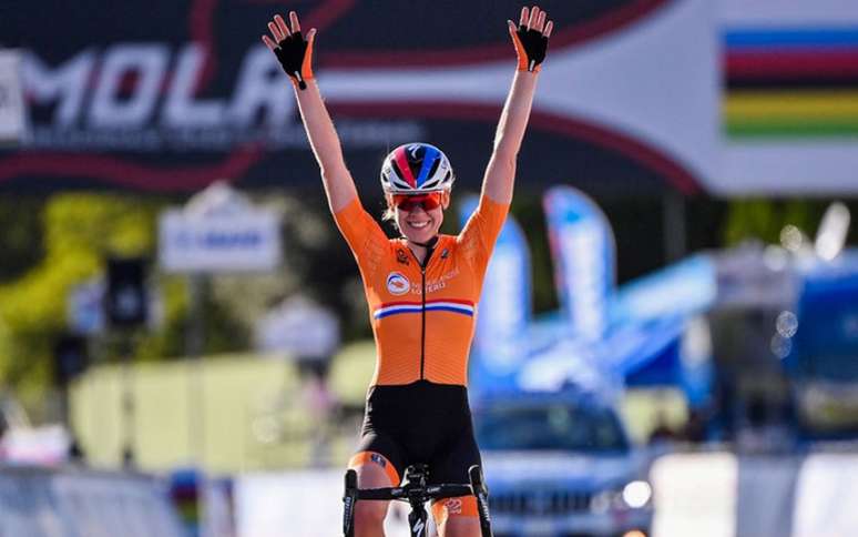 A ciclista holandesa Annemiek van Vleuten comemorou pensando que ganhou ouro em Tóquio (Foto: AFP)