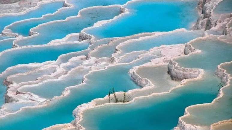 Pamukkale com suas piscinas termais &eacute; um dos cart&otilde;es-postais da Turquia